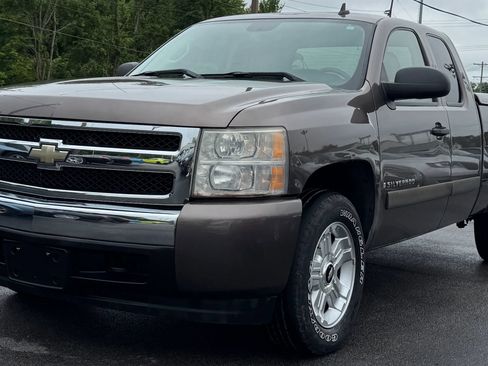 Used 2007 Chevrolet Silverado 1500 LT w/ Towing Package AWD/4WD image 2