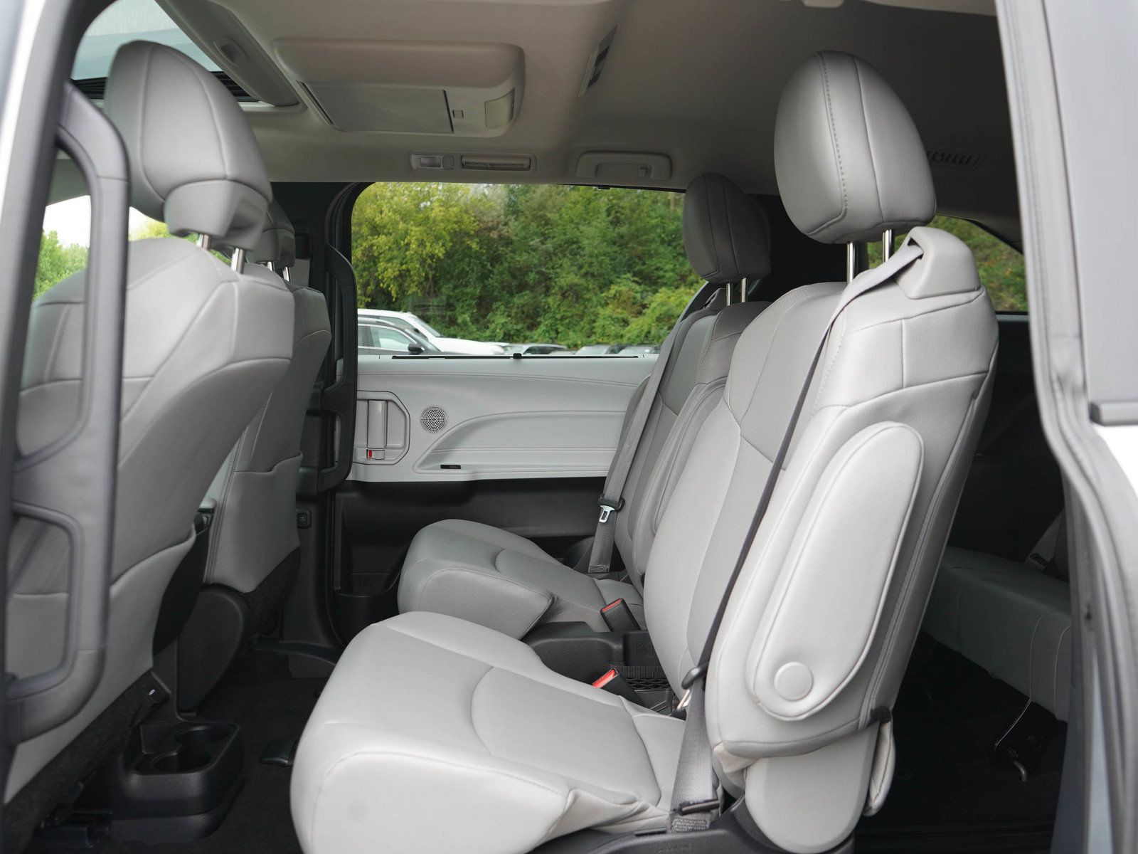Used 2025 Toyota Sienna XLE w/ XLE Plus Package AWD/4WD image 16