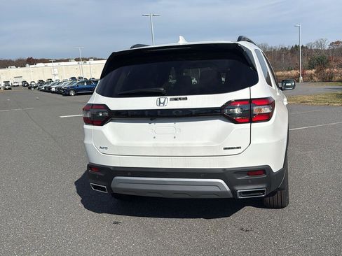 New 2025 Honda Pilot Touring image 8