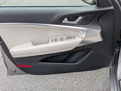 Used 2025 Genesis G70 2.5T RWD image 11