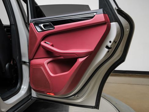 Used 2023 Porsche Macan Turbo image 54