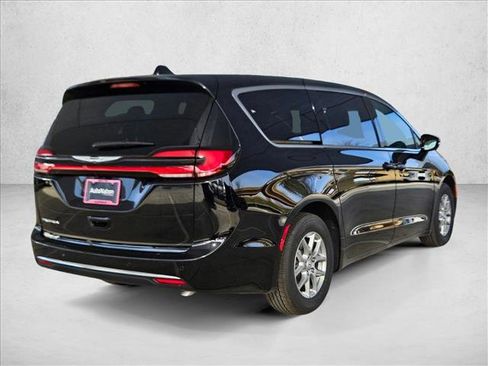 New 2026 Chrysler Pacifica Select image 2