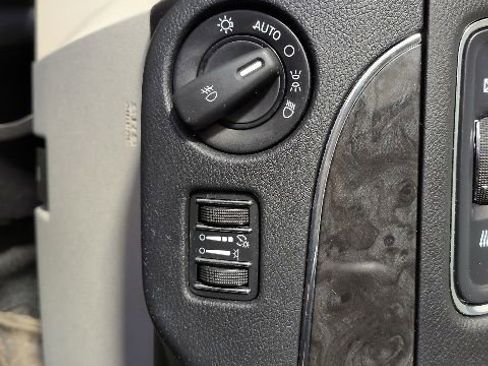 Used 2012 Chrysler Town & Country Limited w/ Luxury Group FWD image 32