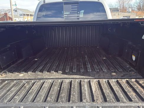 Used 2018 Toyota Tacoma TRD Sport w/ Technology Package image 8