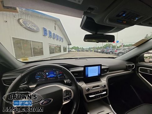 Used 2022 Ford Explorer XLT w/ Equipment Group 202A AWD/4WD image 2
