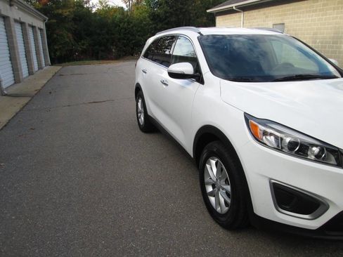 Used 2016 Kia Sorento LX image 5