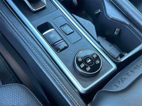 Certified 2024 Nissan Pathfinder SV w/ Black Appearance Package image 32