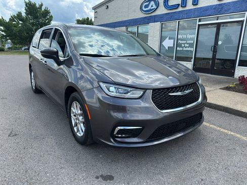 Used 2023 Chrysler Pacifica Touring-L FWD image 2