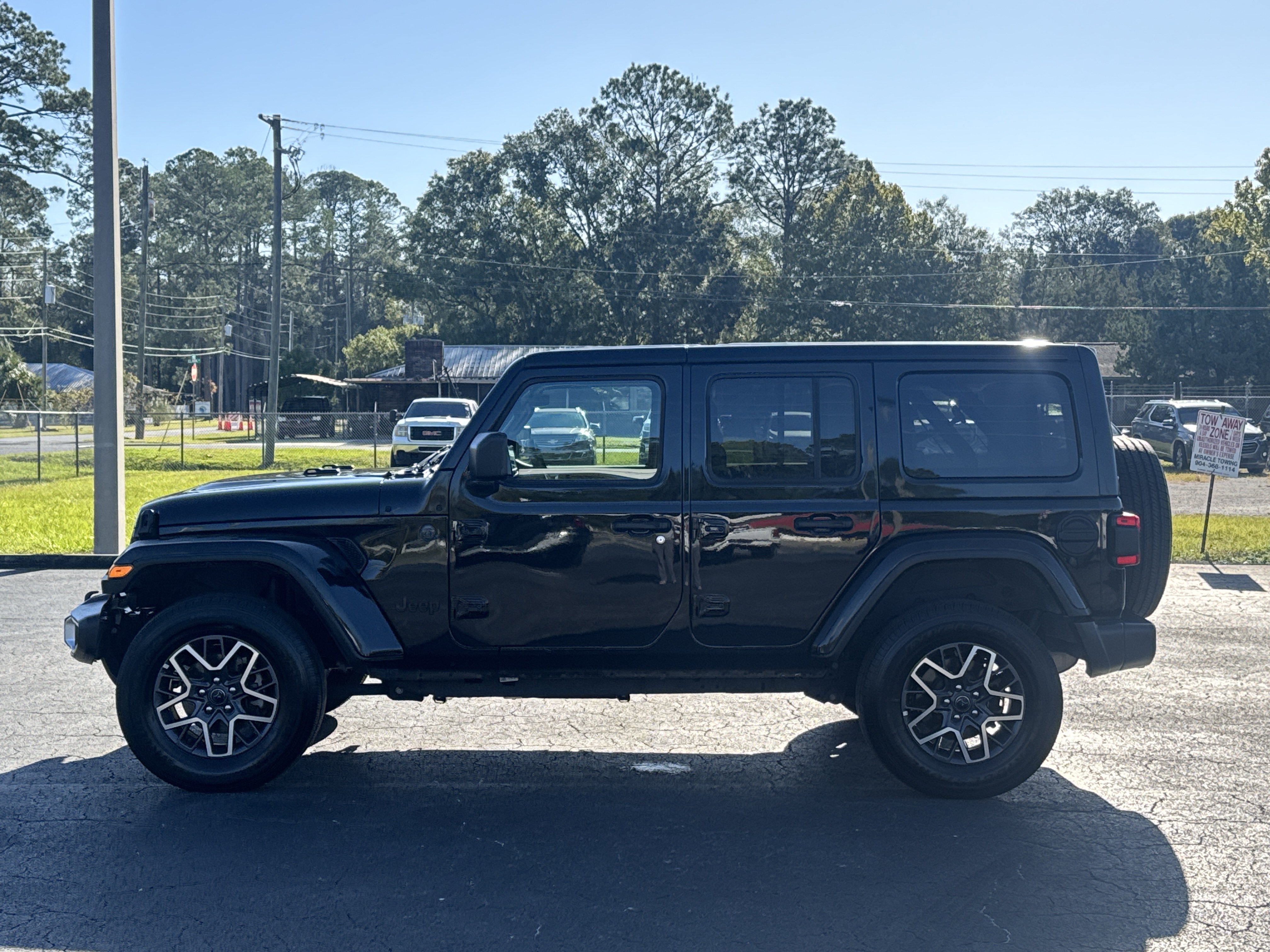 Used 2025 Jeep Wrangler Unlimited Sahara AWD/4WD image 6