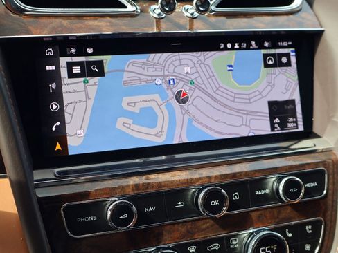 Used 2023 Bentley Bentayga Extended Wheelbase image 17