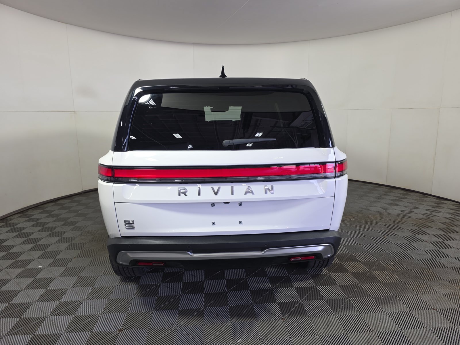 Used 2025 Rivian R1S Adventure Dual AWD/4WD image 4