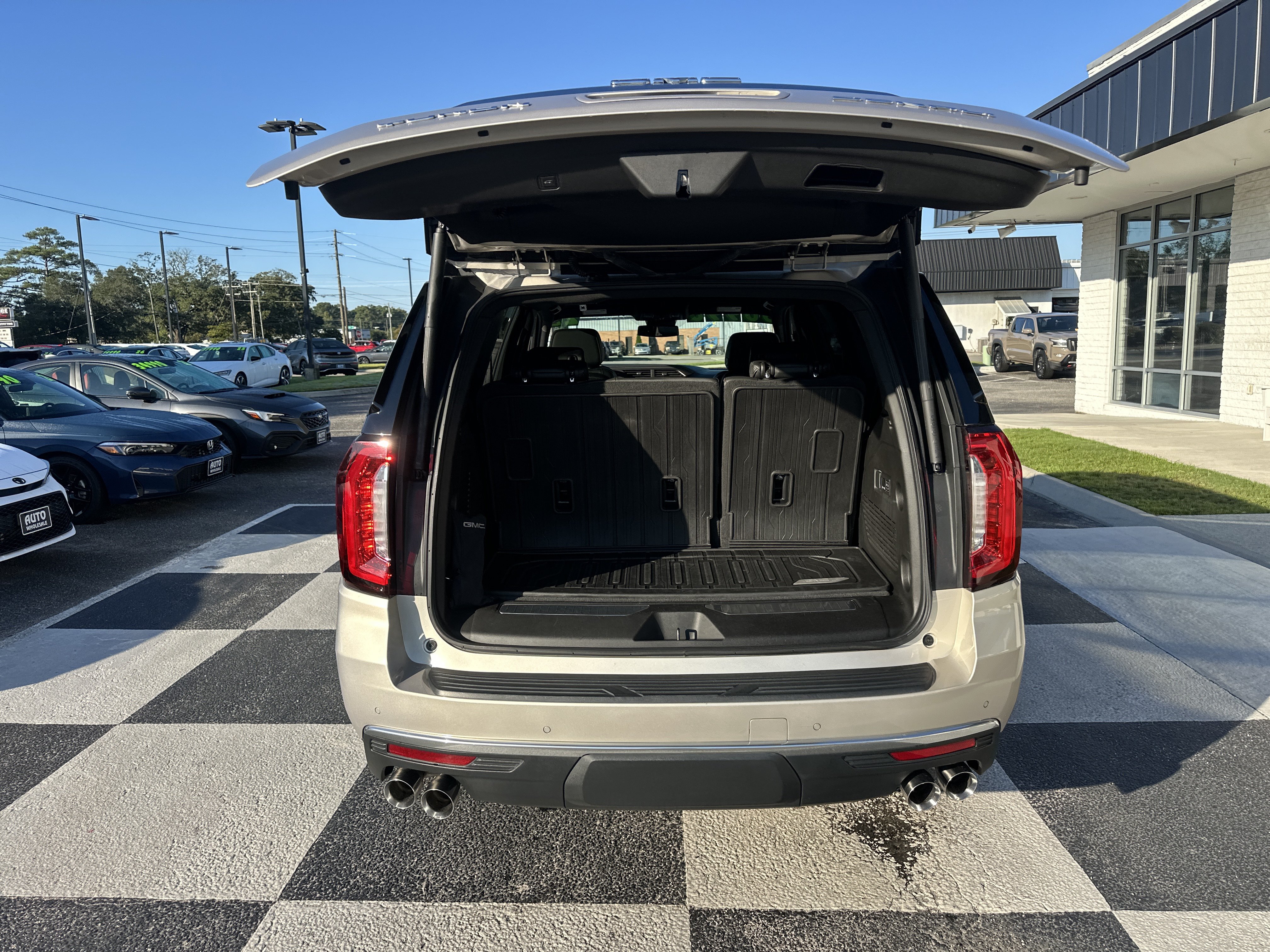 Used 2023 GMC Yukon Denali AWD/4WD image 5
