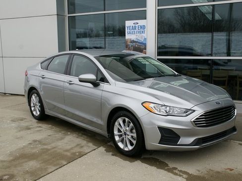Used 2020 Ford Fusion SE image 2