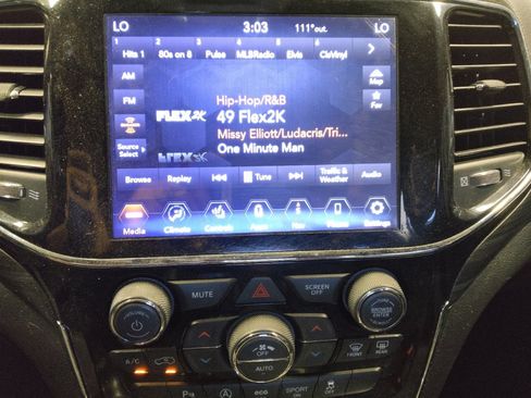 Used 2019 Jeep Grand Cherokee Laredo w/ Laredo X Package image 25