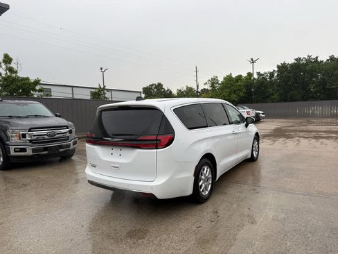 Used 2023 Chrysler Pacifica Touring-L FWD image 5