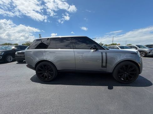 Used 2025 Land Rover Range Rover SE AWD/4WD image 2
