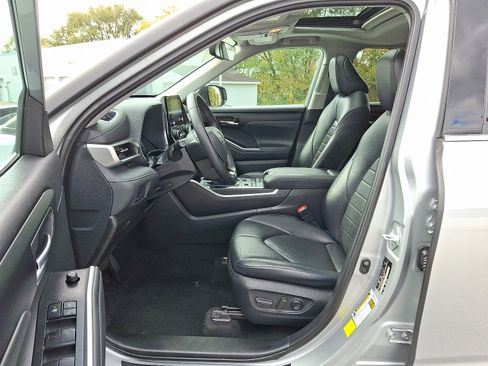 Certified 2021 Toyota Highlander XLE image 16