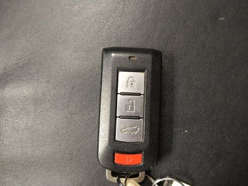 Used 2020 Mitsubishi Outlander SE image 32