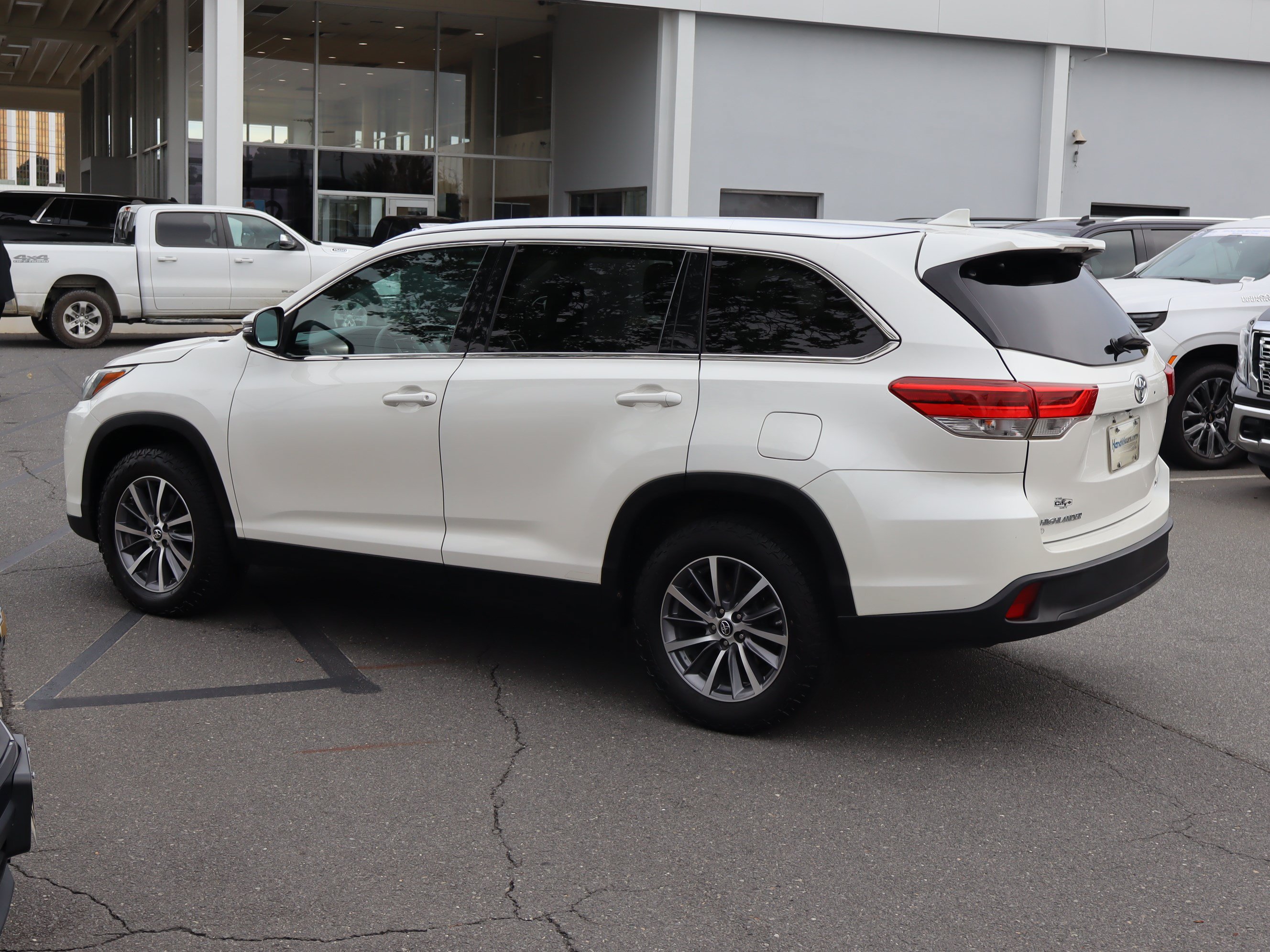 Used 2019 Toyota Highlander XLE FWD image 8