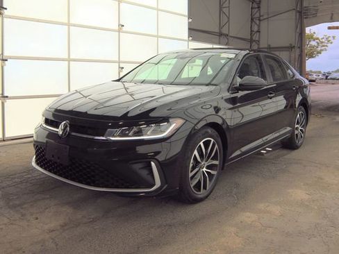 Used 2025 Volkswagen Jetta SE FWD image 2