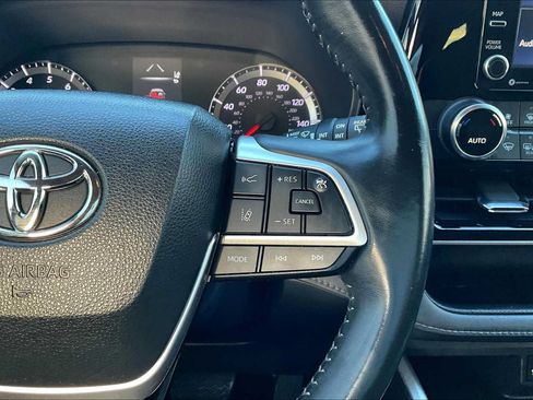 Used 2022 Toyota Highlander LE FWD image 24
