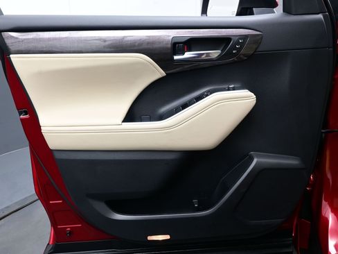 Used 2023 Toyota Highlander Limited image 9