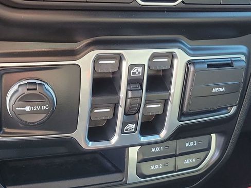 Used 2020 Jeep Wrangler Unlimited Sahara image 24