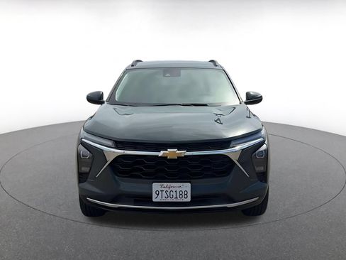 Used 2025 Chevrolet Trax LT FWD image 4