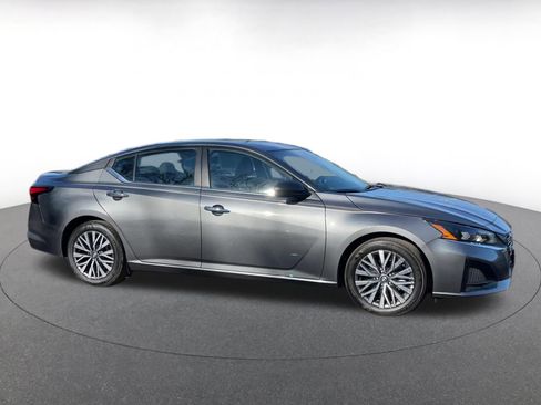 Used 2025 Nissan Altima 2.5 SV image 16