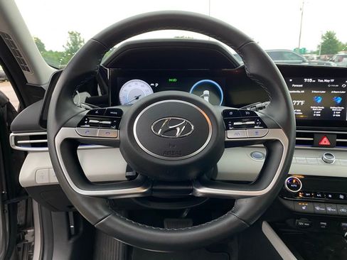 Used 2022 Hyundai Elantra Limited FWD image 12