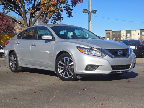 Used 2017 Nissan Altima 2.5 SV w/ Convenience Package image 2
