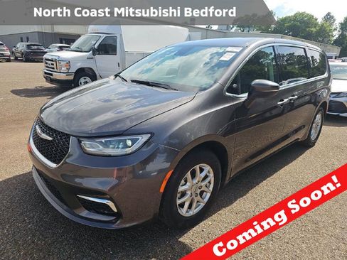 Used 2023 Chrysler Pacifica Touring-L FWD image 1