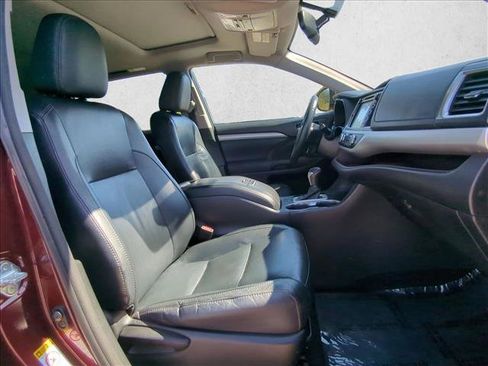 Used 2016 Toyota Highlander XLE image 19