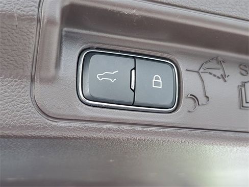 Used 2022 Ford Explorer King Ranch w/ Technology Package image 8