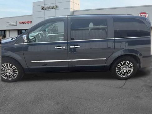 Used 2014 Chrysler Town & Country Touring-L w/ Driver Convenience Group FWD image 9
