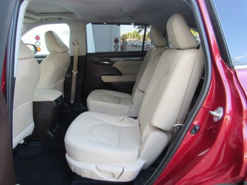 Used 2022 Toyota Highlander Limited image 21