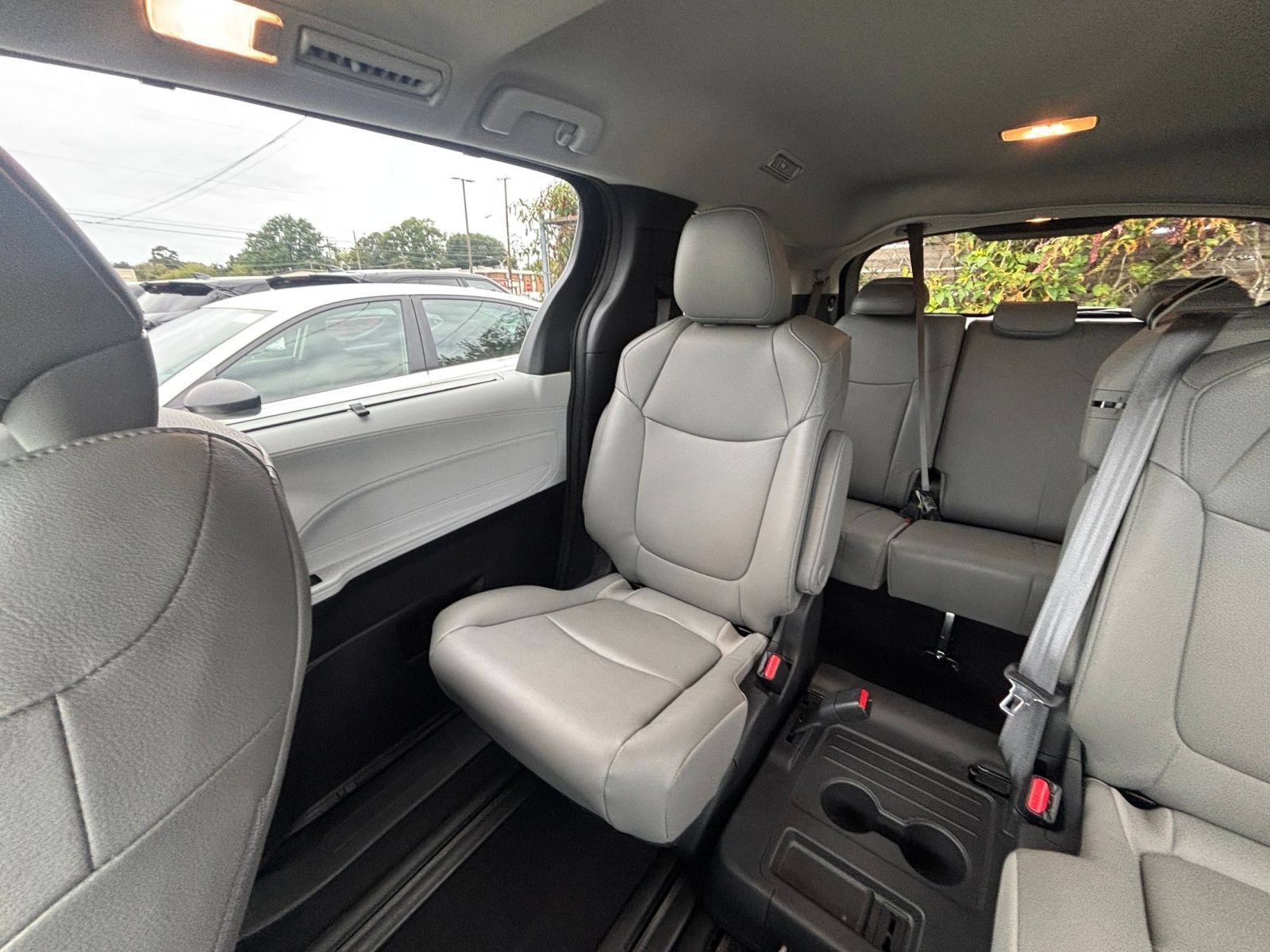 Used 2025 Toyota Sienna XLE FWD image 42