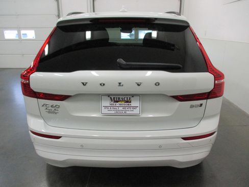 Used 2022 Volvo XC60 B5 Momentum image 5
