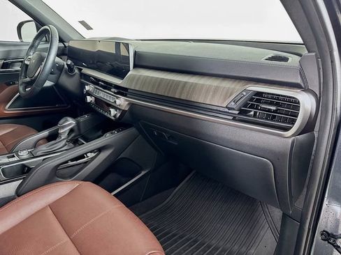 Used 2024 Kia Telluride EX w/ EX Captain's Chair Package image 33