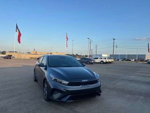 Used 2023 Kia Forte LXS FWD image 2