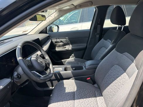 Used 2026 Nissan Kicks SV FWD image 2