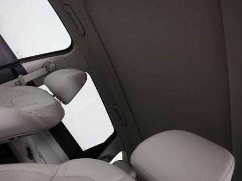 Certified 2025 Kia Sorento S w/ Panoramic Sunroof Package image 13