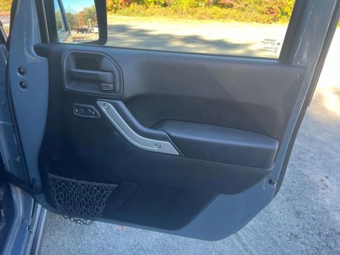 Used 2014 Jeep Wrangler Unlimited Rubicon image 14