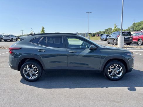 Used 2025 Chevrolet Trax LT FWD image 3