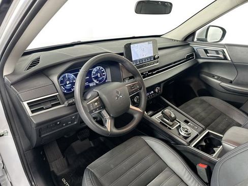 Used 2023 Mitsubishi Outlander SE AWD/4WD image 3