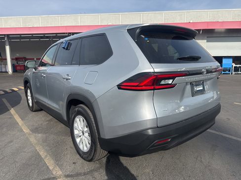 Used 2025 Toyota Grand Highlander LE image 4