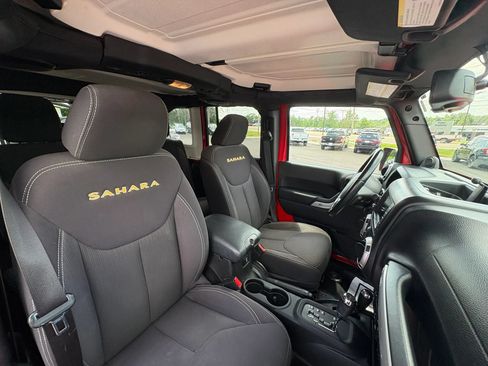 Used 2014 Jeep Wrangler Unlimited Sahara w/ Dual Top Group AWD/4WD image 36