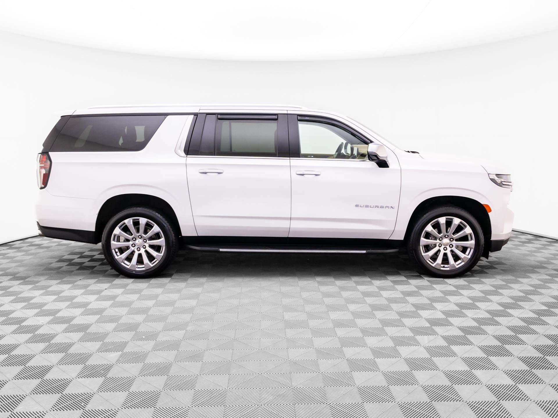 Used 2021 Chevrolet Suburban Premier w/ Premium Package AWD/4WD image 6