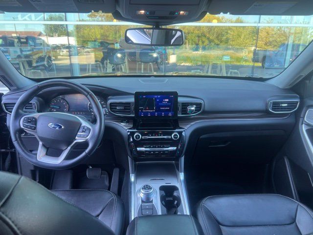 Used 2022 Ford Explorer Limited w/ Equipment Group 301A AWD/4WD image 18
