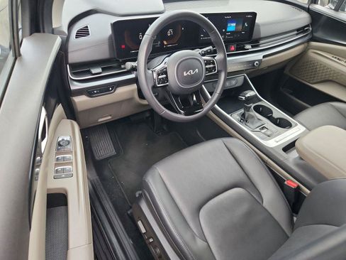 Used 2025 Kia Carnival FWD image 16
